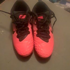 Girls Nike Cleats sz 6 Y hit pink/black worn once